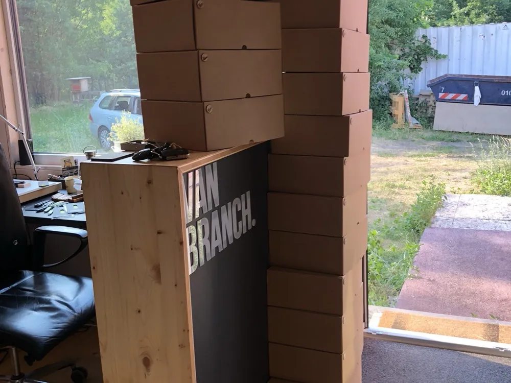 Gestapelte Versandkartons neben dem van-branch-Tresen