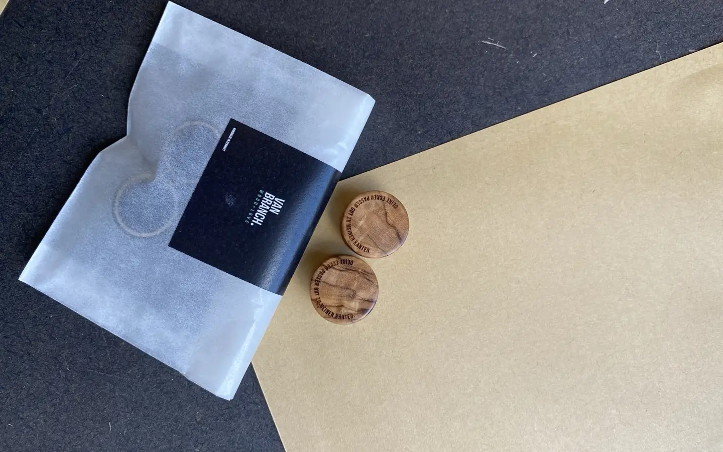 van branch, Verpackung mit Holz-Ohrschmuck und Etikett