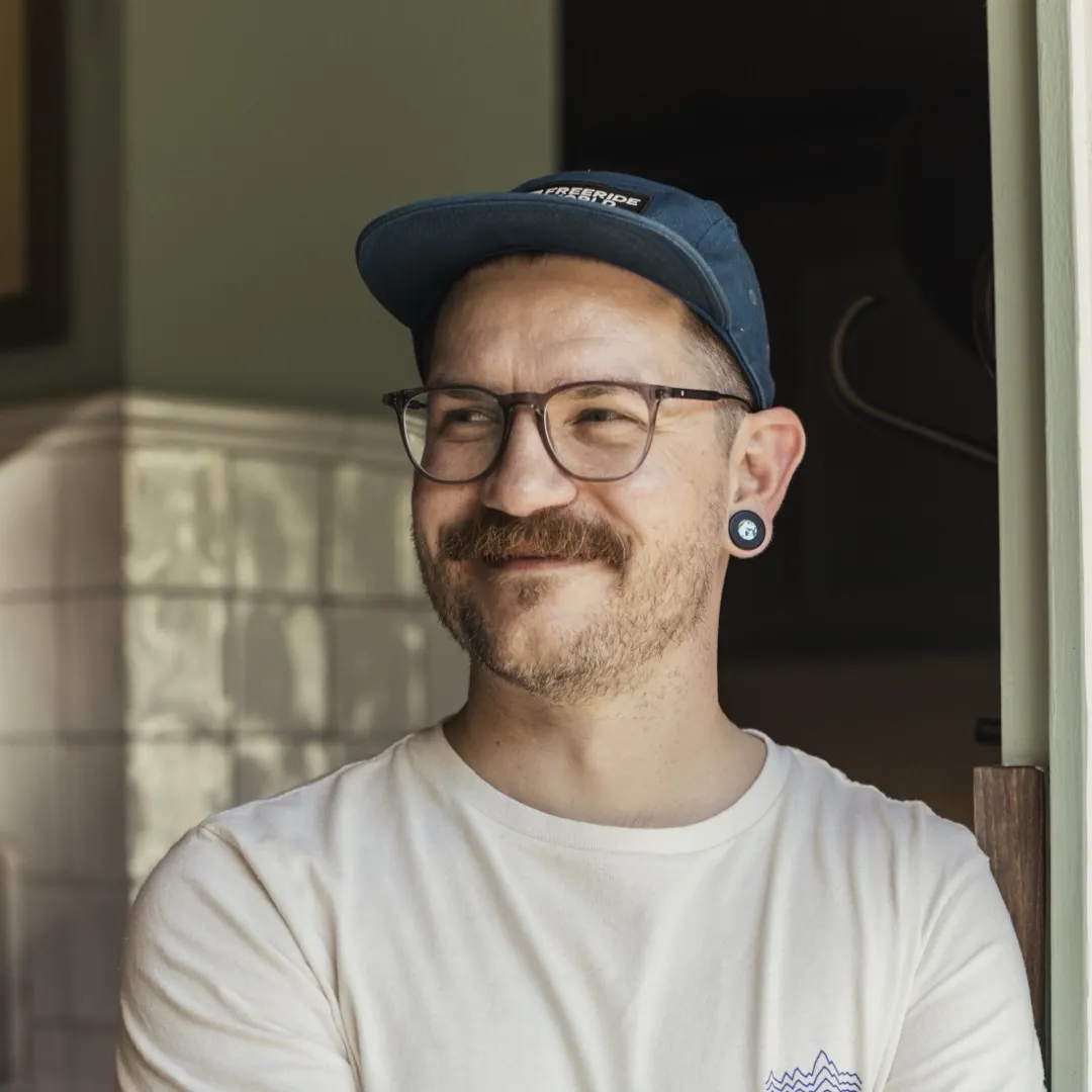 Phil Sekura, Portrait mit Cap und Brille